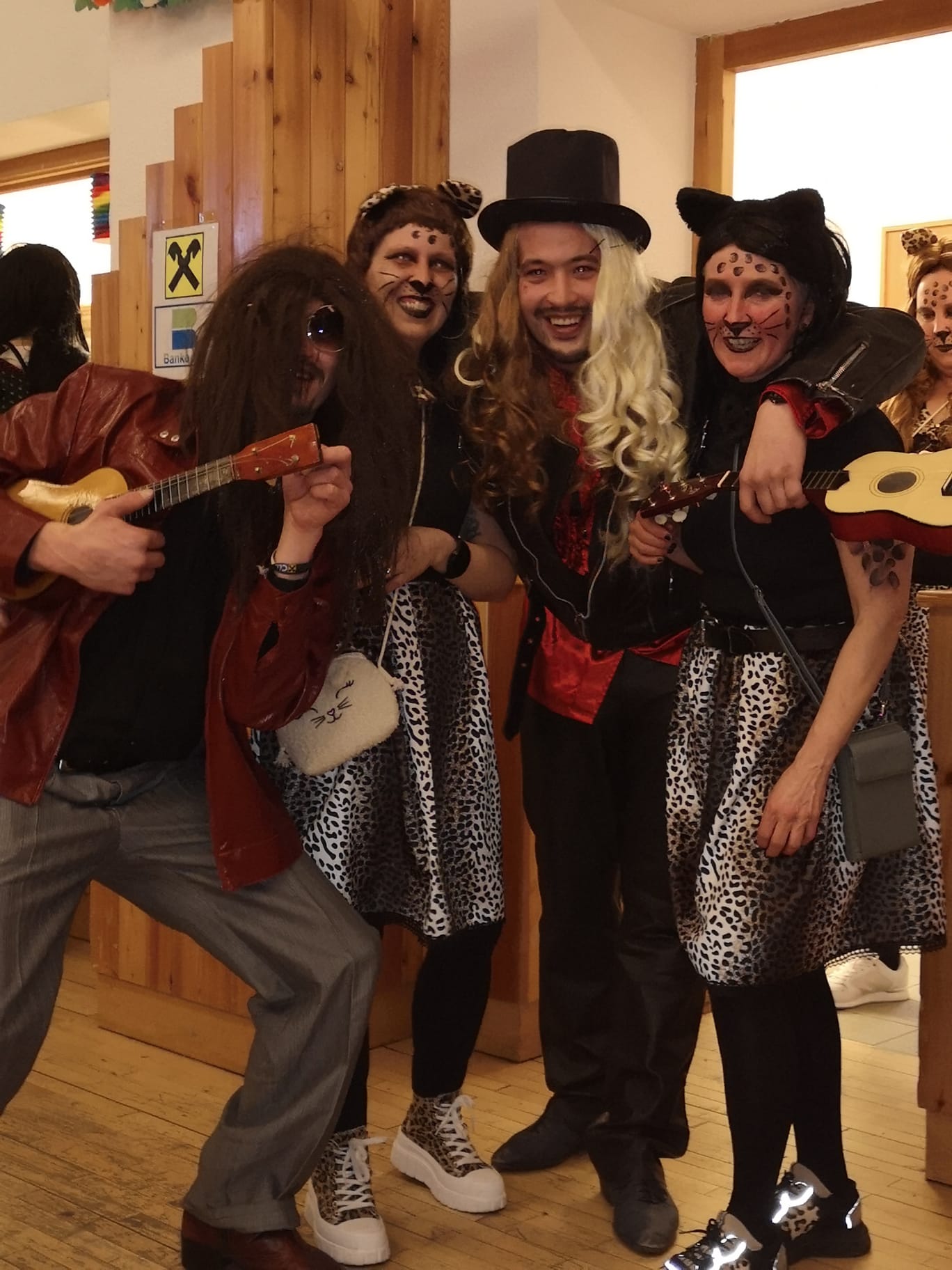 Maskenball mit kostuemierten Gaesten