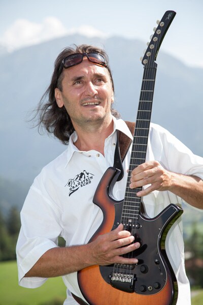 Nesch von Granstein Echo mit Gitarre